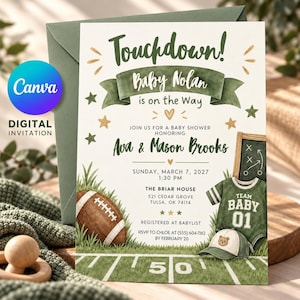 Op de afbeelding: Een baby shower uitnodiging met voetbalthema met de tekst Touchdown! Baby Nolan is on the Way, ter ere van Ava en Mason Brooks. Het ontwerp bevat een bruine voetbal, een groen shirt met Team Baby 01, een pet en een schoolbord op gras.