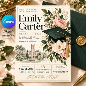Może przedstawiać: Zaproszenie na uroczystość ukończenia studiów z tekstem Emily Carter Class of 2027 Bachelor of Arts in Communications Riverdale University. Projekt zawiera ciemnozielony biret, różowe i białe ilustracje kwiatowe oraz budynek uniwersytetu.