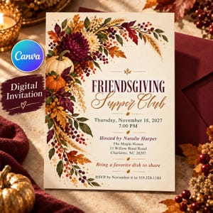 Könnte beinhalten: Eine rechteckige Einladungskarte mit einem herbstlichen Blumenrand aus Kürbissen, Beeren und Weizen. Der Text lautet: Friendsgiving Supper Club, Thursday, November 18, 2027, 7:00 PM, Hosted by Natalie Harper, The Maple House, 33 Willow Bend Road, Charlotte, NC 28207, Bring a favorite dish to share, RSVP by November 6 to 555.320.1184.