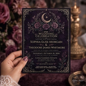 Op de afbeelding: Een rechthoekige trouwkaart in donkerpaars met goudfolie accenten. Het ontwerp toont een halve maan, sterren en rozen aan de bovenzijde. De tekst luidt: Our Wedding Celebration, Sophia Elise Morgan en Theodore James Whitmore, 10 oktober 2026.