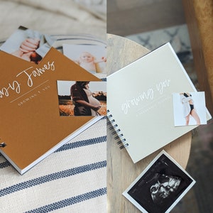 K&ouml;nnte beinhalten: Zwei quadratische spiralgebundene Journale mit strukturierten Einb&auml;nden. Das linke Journal ist senfgelb mit wei&szlig;em Text Baby James GROWING T YOU. Das rechte Journal ist hellbeige mit wei&szlig;em Text growing you A PREGNANCY JOURNAL.