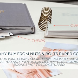 K&ouml;nnte beinhalten: Ein Vergleich zweier B&uuml;cher: ein graues klebegebundenes Buch mit der Aufschrift THEIRS und ein helles drahtgebundenes Buch mit der Aufschrift OURS. Der Text lautet: WHY BUY FROM NUTS & BOLTS PAPER CO? OUR WIRE BOUND BOOKS LEAVE ROOM TO GROW AS YOU ADD PHOTOS.