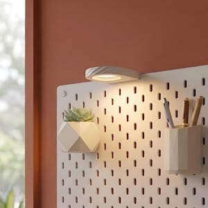 Lámpara de escritorio LED SKADIS, iluminación personalizable con 3 modos de color.