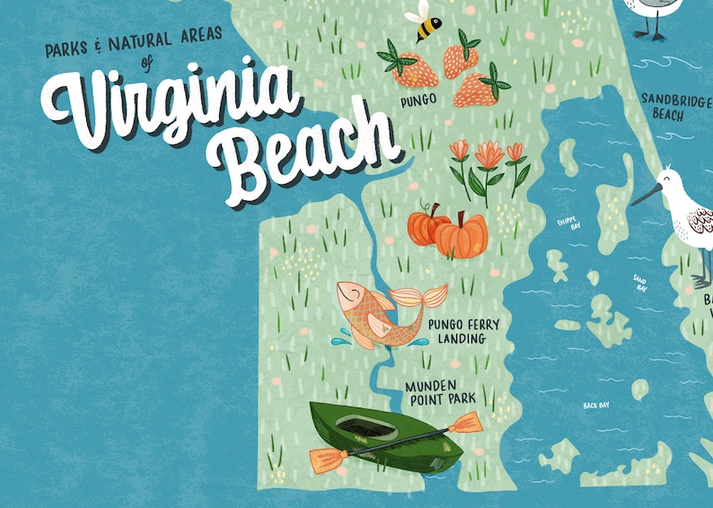 Op de afbeelding: Een kleurrijke ge&iuml;llustreerde kaart van Virginia Beach, Virginia, met de tekst "Parks & Natural Areas of Virginia Beach" bovenaan. De kaart toont verschillende bezienswaardigheden, waaronder Pungo Ferry Landing, Munden Point Park en Sandbridge Beach. De kaart is versierd met illustraties van een bij, aardbeien, pompoenen, een vis, een kajak en een vogel.