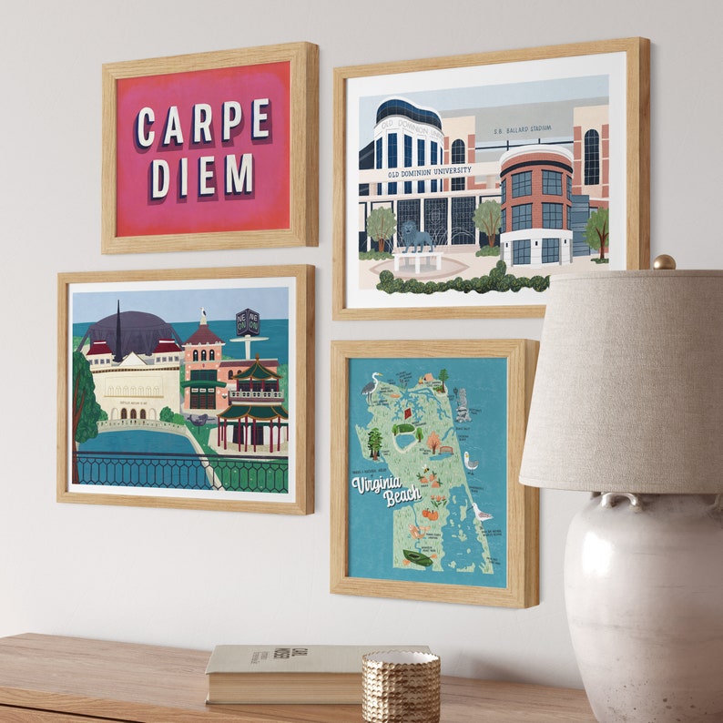 Op de afbeelding: Vier ingelijste prints op een witte muur. De print linksboven is een roze achtergrond met de tekst "CARPE DIEM" in wit. De print rechtsboven is een blauwe en witte illustratie van een gebouw met de tekst "Old Dominion University" en "S.B. Ballard Stadium". De print linksonder is een blauwe en groene illustratie van een gebouw met een koepel. De print rechtsonder is een blauwe en groene illustratie van een kaart van Virginia Beach.