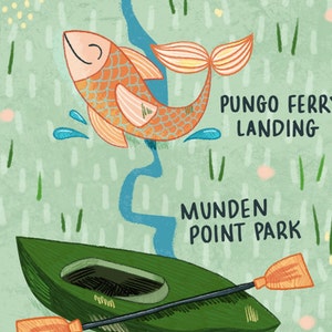 Op de afbeelding: Een groene kajak met oranje peddels drijft op een blauwe rivier. Een feloranje vis met schubben springt uit het water. De tekst "Pungo Ferry Landing" en "Munden Point Park" staat op de afbeelding.