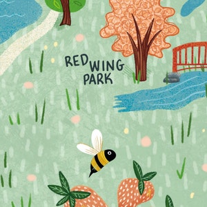 Op de afbeelding: Een illustratie van een park sc&egrave;ne met een vijver, een brug, een bij en aardbeien. De tekst "REDWING PARK" staat op het groene gras.