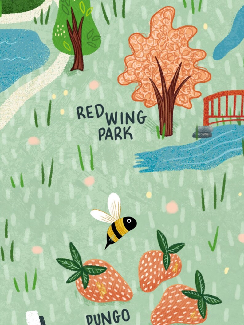 Op de afbeelding: Een illustratie van een park sc&egrave;ne met een vijver, een brug, een bij en aardbeien. De tekst "REDWING PARK" staat op het groene gras.