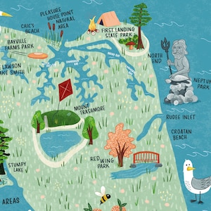 Op de afbeelding: Een kleurrijke ge&iuml;llustreerde kaart van een kustgebied met verschillende parken, stranden en natuurgebieden. De kaart toont een reiger, een meeuw, een zeemeermin en een rode vlieger. De tekst op de kaart omvat "First Landing State Park", "Neptune's Park", "Croatan Beach", "Mount Trashmore", "Redwing Park", "Stumpy Lake", "Bayville Farms Park", "Lake Lawson Lake Smith", "Chic's Beach", "Pleasure House Point Natural Area", "North End", "Rudee Inlet" en "S & Natural Areas".