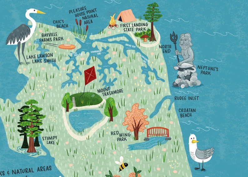 Op de afbeelding: Een kleurrijke ge&iuml;llustreerde kaart van een kustgebied met verschillende parken, stranden en natuurgebieden. De kaart toont een reiger, een meeuw, een zeemeermin en een rode vlieger. De tekst op de kaart omvat "First Landing State Park", "Neptune's Park", "Croatan Beach", "Mount Trashmore", "Redwing Park", "Stumpy Lake", "Bayville Farms Park", "Lake Lawson Lake Smith", "Chic's Beach", "Pleasure House Point Natural Area", "North End", "Rudee Inlet" en "S & Natural Areas".