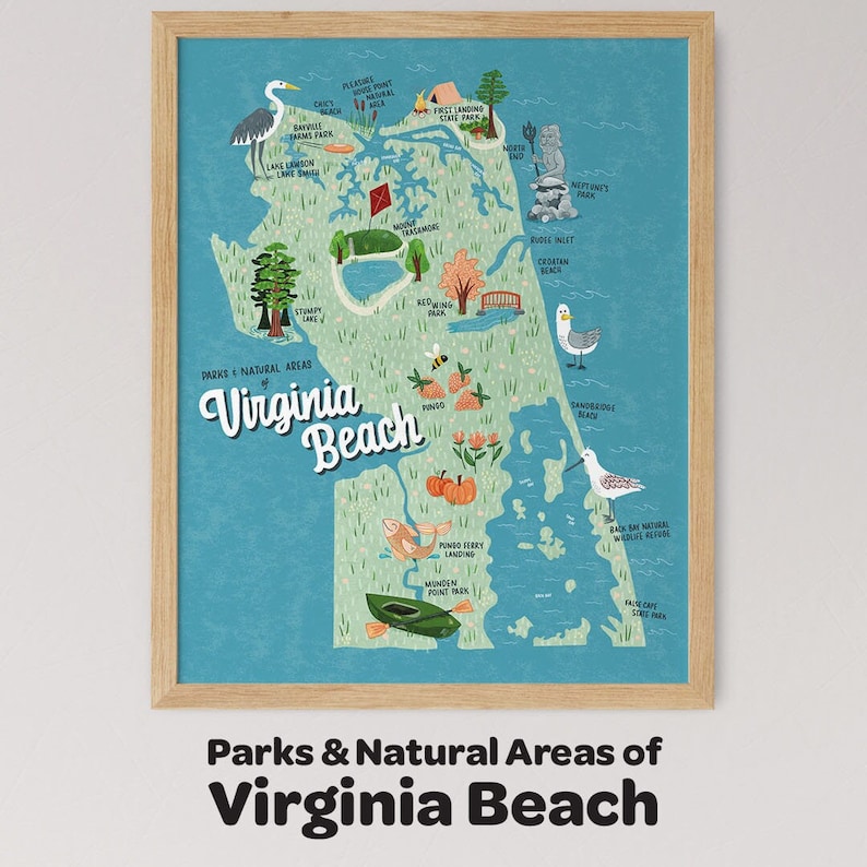 Op de afbeelding: Ge&iuml;llustreerde kaart van Virginia Beach, Virginia, met daarop parken en natuurgebieden. De kaart is lichtblauw met groene en bruine accenten. De kaart bevat de namen van de parken en natuurgebieden, evenals illustraties van verschillende dieren en planten.