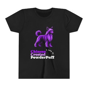 Puede incluir: Una camiseta negra de manga corta con un gráfico morado de un perro crestado chino. Debajo del perro, el texto "Chinese Crested PowderPuff" aparece en morado, morado claro y blanco, con el pequeño texto blanco "I Love My" encima.
