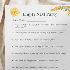 Peut inclure: Une carte de jeu en papier blanc intitulée Empty Nest Party avec des illustrations florales jaunes. Elle comporte une ligne pour le nom de l'invité et huit questions numérotées sur la vie après le départ des enfants du domicile familial.