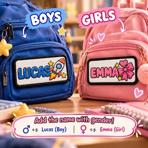 Może przedstawiać: Niebieski plecak z naszywką LUCAS i grafiką rakiety oraz różowy plecak z naszywką EMMA i grafiką kokardy. Nakładki tekstowe zawierają napisy BOYS, GIRLS oraz instrukcje dodawania imienia wraz z płcią, z użyciem symboli męskich i żeńskich.