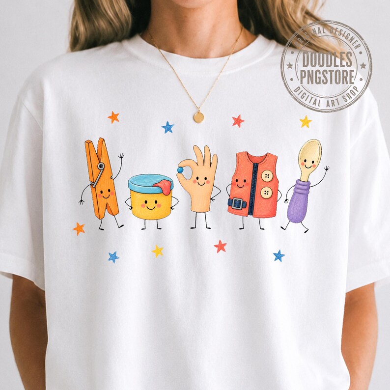 Puede incluir: Una camiseta blanca con un gr&aacute;fico colorido de cinco personajes antropom&oacute;rficos: una pinza de ropa naranja, un recipiente amarillo con tapa azul, una mano beige haciendo el signo de OK, un chaleco naranja y una cuchara morada, rodeados de estrellas.