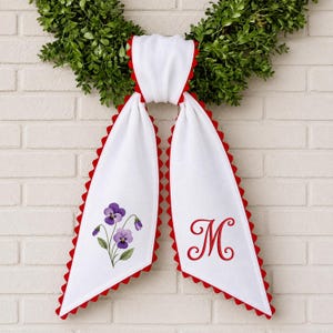 Op maat geborduurde heksenkrans met bloemenmotief, gepersonaliseerde bloemenkrans met monogram, gepersonaliseerde seizoensdecoratie voor de voordeur