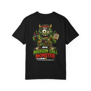 Könnte beinhalten: Ein schwarzes T-Shirt mit einer Grafik eines einäugigen grünen Monsters, das ein Telefon und ein Schild mit der Aufschrift DEPOSIT FUNDS NOW! hält. Das Monster trägt ein Schild mit MARGIN CALL! und ist von Börsengrafiken umgeben. Text: MARGIN CALL MONSTER.