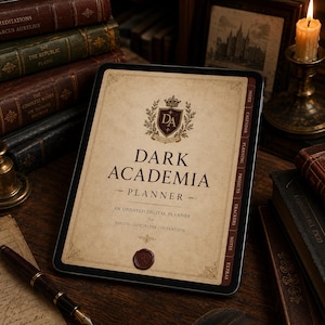 Può includere: Un tablet digitale che mostra un'agenda Dark Academia con sfondo color pergamena, uno stemma centrale con le lettere DA e testo marrone scuro. L'interfaccia include schede laterali etichettate come Index, Calendar, Planning, Projects, Trackers, Notes ed Extras.