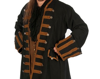 Puede incluir: Una chaqueta de pirata negra con ribetes y botones dorados. La chaqueta tiene un estilo largo y ajustado y presenta un cuello alto.