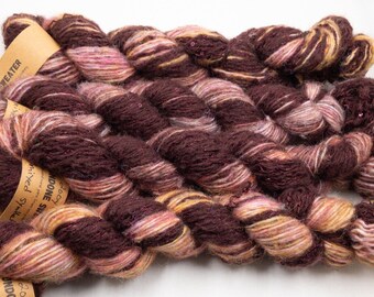 Filato in fibra mista a strisce fuzzy variegato bordeaux, rosa e corallo riciclato