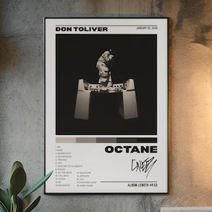 Op de afbeelding: Een rechthoekige zwart-wit poster met de tekst DON TOLIVER bovenaan en OCTANE onderaan. Het midden toont een monochrome foto van een persoon achter een DJ-console. Een tracklist en de albumlengte van 49:58 zijn duidelijk zichtbaar.