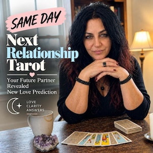 Pode incluir: Uma pessoa de cabelos escuros usando pulseiras pretas e um anel sentada a uma mesa com cartas de tarô, uma caneca de cerâmica e um aglomerado de ametista. O texto diz: SAME DAY Next Relationship Tarot Your Future Partner Revealed New Love Prediction LOVE CLARITY ANSWERS.