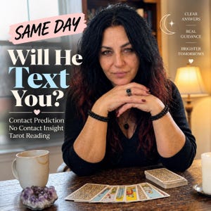 Può includere: Una persona con capelli scuri indossa un maglione nero e braccialetti di perline ed è seduta a un tavolo con carte dei tarocchi, una tazza e un grappolo di ametista. Il testo recita: SAME DAY Will He Text You? Contact Prediction No Contact Insight.