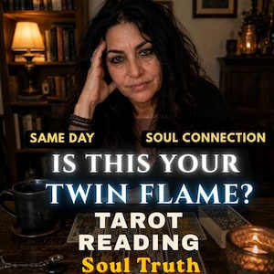 以下が含まれることがあります： SAME DAY SOUL CONNECTION IS THIS YOUR TWIN FLAME? TAROT READING Soul Truthというテキストが書かれたタロット占いサービス。画像には、黒髪の人物、暗い色のマグカップ、タロットカードのデッキ、そして木製のテーブルの上に置かれた火のついたキャンドルが写っています。