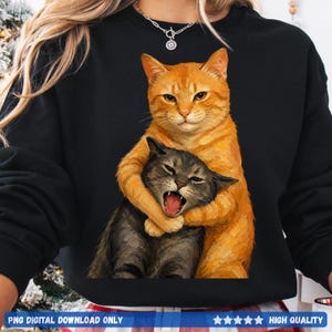 Divertente abbraccio tra gatti PNG, simpatico gatto arancione e gatto nero scontroso che litigano, download digitale per magliette, adesivi, sublimazione, regalo per amanti dei gatti