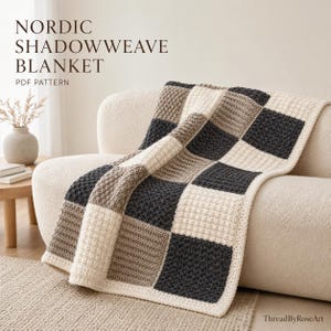 Puede incluir: Una manta de ganchillo con un patrón de cuadros en crema, beige y gris carbón oscuro. El texto NORDIC SHADOWWEAVE BLANKET PDF PATTERN es visible en la esquina superior izquierda, y ThreadByRoseArt está impreso en la esquina inferior derecha.