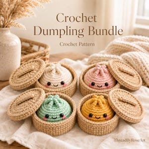 Könnte beinhalten: Vier gehäkelte Knödel in einzelnen beigen Körbchen mit Deckeln in den Farben Creme, Rosa, Minzgrün und Gelb. Jeder Knödel hat ein lächelndes Gesicht mit schwarzen Augen und rosa Wangen. Text: Crochet Dumpling Bundle Crochet Pattern.