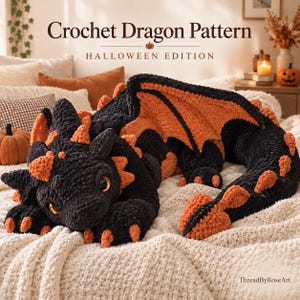 Op de afbeelding: Een zwarte en oranje gehaakte draak knuffel van getextureerd garen, met grote oranje ogen en stekels langs de rug en staart. De afbeelding bevat de tekst Crochet Dragon Pattern HALLOWEEN EDITION en ThreadByRoseArt in de hoek.