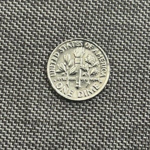 1982 p Roosevelt dime -error- 2 blends into the rim- very clean condition