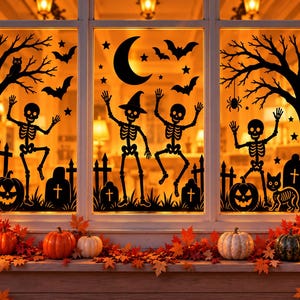 Può includere: Adesivi neri per finestre di Halloween con scheletri, zucche, lapidi, pipistrelli, una luna crescente e la sagoma di un gatto. I disegni sono disposti su tre vetrate e raffigurano una scena cimiteriale con alberi spogli e stelle.