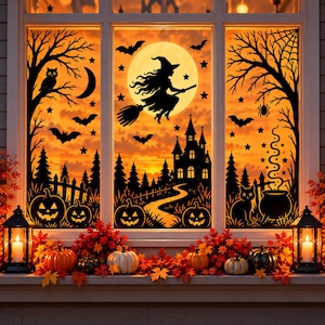 Puede incluir: Una decoración de ventana con siluetas negras de Halloween que muestran una bruja en escoba, una casa encantada, calabazas, murciélagos, un búho, un gato y un caldero sobre un fondo de atardecer de color naranja.