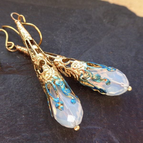 Filigrane Art Deco Ohrringe mit opal (synth) elegante Jugendstil Ohrhänger orientalischer Ohrschmuck Zauberstab Geschenk für Frauen