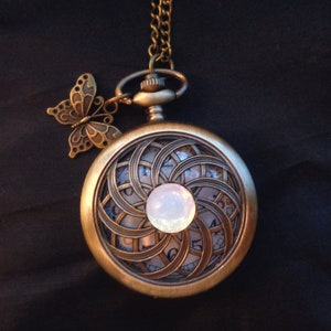 Kettenuhr Taschenuhr Mandala mit Opal synth Schmetterling Kette mit Sprungdeckel Vintage Jugendstil Art Deco Geschenk Männer und Frauen Bild 7