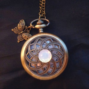 Kettenuhr Taschenuhr Mandala mit Opal synth Schmetterling Kette mit Sprungdeckel Vintage Jugendstil Art Deco Geschenk Männer und Frauen with butterfly