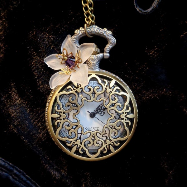Orologio a catena Orologio da tasca con motivo Art Nouveau con fiore bianco in bronzo, nostalgico vintage vittoriano con coperchio a molla, regalo per donne