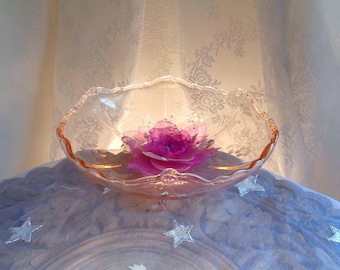 Vintage Glas Schale rosa 3 Füße gebogter Rand geschliffene Blumen Ranken Obstschale Home Deko Teelicht Geschenk für Frau