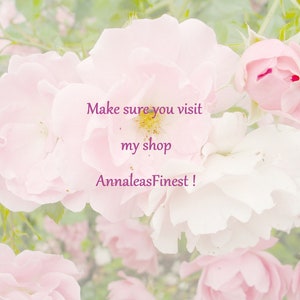 Op de afbeelding: Een close-up van een tros zachte roze en witte rozen met de tekst "Make sure you visit my shop AnnaleasFinest!" die over de afbeelding is gelegd.
