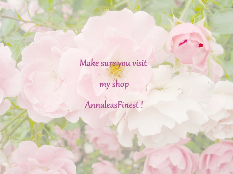 Op de afbeelding: Een close-up van een tros zachte roze en witte rozen met de tekst "Make sure you visit my shop AnnaleasFinest!" die over de afbeelding is gelegd.