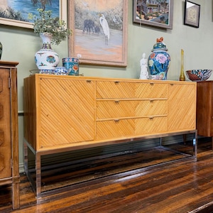 Ampia credenza, buffet in legno massello, credenza in stile moderno di metà secolo, mobile contenitore di lusso per sala da pranzo realizzato a mano.