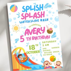 Könnte beinhalten: Eine rechteckige Geburtstagseinladungskarte mit dem Text SPLISH SPLASH WATERSLIDE BASH zur Feier von AVERY 5TH BIRTHDAY am 18. OKTOBER. Das Design enthält Illustrationen von Kindern auf einer Wasserrutsche, Wasserbällen und einem Kokosnussgetränk.