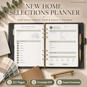 Peut inclure: Un classeur New Home Selections Planner à anneaux dorés, ouvert sur une page Selections Overview et une Selection Worksheet. Inclut un stylo doré, un échantillon de bois et un nuancier. Le texte indique : Track every material, finish & fixture in one place.