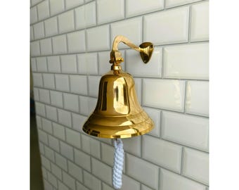 Campainha de porta personalizada em latão, estilo náutico/rústico, ideal para decoração de casa de campo ou como presente de boas-vindas.