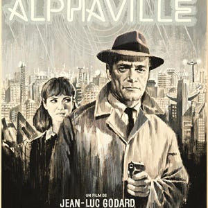 Könnte beinhalten: Ein schwarz-weißes Filmplakat für Alphaville mit Eddie Constantine in einem Fedora und Trenchcoat, der eine Handfeuerwaffe hält, mit Anna Karina im Hintergrund. Der Text lautet EDDIE CONSTANTINE EN LEMMY CONTRA ALPHAVILLE.