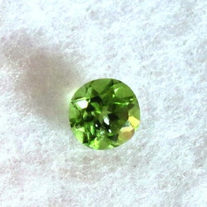 Peridot Faceted Round - 6 mm Genuine Natural Brilliant Faceted Gemstone - Bright Apple Green Clear Gem - August Birthstone