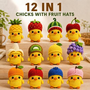 Può includere: Dodici pulcini gialli all'uncinetto, ognuno con un cappello a forma di frutto diverso, tra cui ananas, fragola, anguria, ciliegia, banana, kiwi, limone, uva, arancia, mela, mirtillo e pesca. Il testo recita 12 IN 1 CHICKS WITH FRUIT HATS.