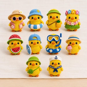 Può includere: Una collezione di dieci piccole statuette di pulcini gialli all'uncinetto, ognuna con diversi accessori a tema estivo tra cui cappelli, occhiali da sole, una fetta di anguria, un boccaglio, un salvagente, una tavola da surf, un cono gelato e un completo da marinaio.